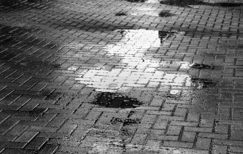 Auto uszkodzone na podjeździe: jak zabezpieczyć kostkę przed wyciekami płynów