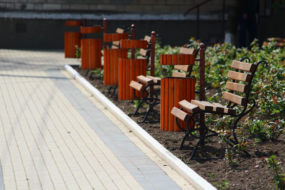 Strefa wypoczynku na zewnątrz: jak dobrać meble z HPL do nawierzchni z kostki brukowej, żeby całość była trwała i łatwa w utrzymaniu