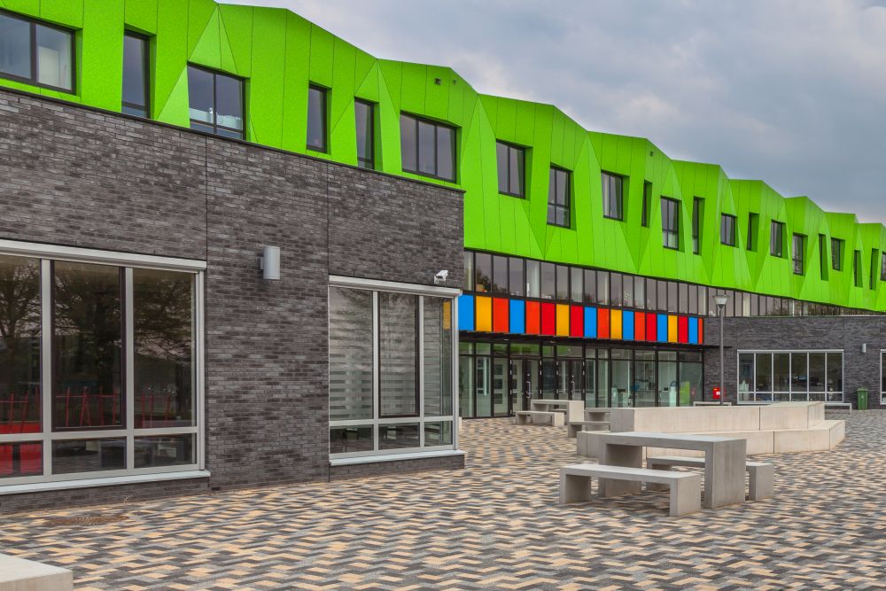 Kostka brukowa przy przedszkolu: jak zaprojektować bezpieczne wejście, ciągi piesze i strefę „kiss & ride